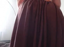 लीया स्टार ने अपने दोस्त के साथ आकस्मिक सेक्स करने के लिए तैयार होने के दौरान बैंगनी लैसी अधोवस्त्र पहना है।