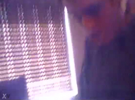 क्रिस्टल नाइट और बोआ फॉक्स एक फायर प्लेस के सामने अपने सबसे बड़े सेक्स टॉय के साथ खेल रहे हैं।