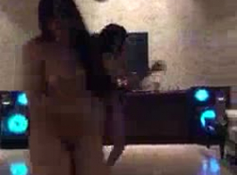 सेक्सी लड़कियां कैमरे के सामने लंड चूस रही हैं जो उन्हें भुगतान करने के लिए पैसे की तलाश कर रही हैं।