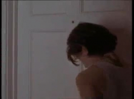 हॉट वुमन, याना पेले अपने बड़े स्तन और कैमरे के सामने चेहरे के साथ खेल रही हैं।
