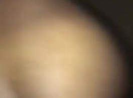 एबोनी गर्ल ने अपने बुरे मूड और कैमरे के सामने हस्तमैथुन करने के लिए एक मुखौटा पहना है।