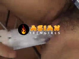 एशियाई स्कूली छात्रा लंड चूस रहा है और ताजा सह और साथ ही अन्य गर्म सह खा रहा है।