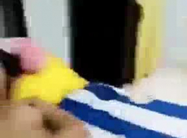 मीठे थाई किशोर उसके प्रेमी द्वारा उसकी योनी में गड़बड़ कर दिया।