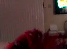 लाल बालों वाली लड़की, रेजिना अपने वेब कैमरा के सामने काले, फिशनेट स्टॉकिंग्स और हस्तमैथुन पहन रही है