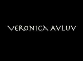 वेरोनिका AVLUV एक काले, फिशनेट पोशाक में एक धूम्रपान गर्म श्यामला है जो काले लोगों को बकवास करना पसंद करता है