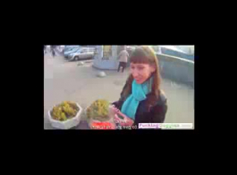 रूसी श्यामला दिन के मध्य में एक सार्वजनिक स्थान पर एक डिक चाट रहा है