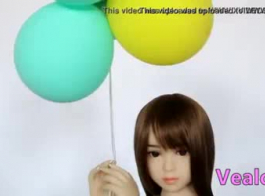 एशियाई गुड़िया सह के साथ कवर चेहरा हो जाता है
