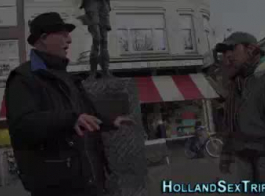 डच वेश्या गड़बड़ होने के बाद उसके मुंह में एक मलाईदार सह लेती है।
