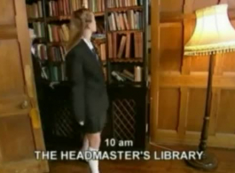 छोटे स्तन और तंग गधे के साथ दो फूहड़ स्कूली छात्राओं को एक भाप से भरा त्रिगुट होता है, जबकि पुस्तकालय में।