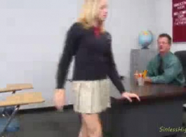 मीठी गोरी स्कूली छात्रा अपने शिक्षक को चोद रहा है।