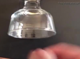 बस्टी कांच की बोतल एक काले गधे में समाप्त होती है।