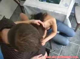 भव्य श्यामला सोफे पर हस्तमैथुन कर रहा है और एक संभोग का अनुभव करते हुए खुशी से moaning