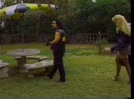 रॉन जेरेमी लैटिना एमआईएलएफ विभिन्न poses में पीछे से मुर्गा लेता है।