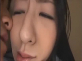 शानदार जापानी महिला अपने सेक्स खिलौने का उपयोग वेब कैम पर अपनी गांड ड्रिल करने के लिए कर रही है